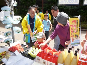 つがる市産メロン・スイカ試食宣伝会（ぽっぽ町田）